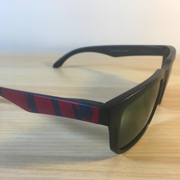 2 Polarized Fashion Sunglasses - Picture 7 of 8